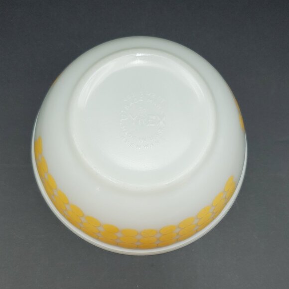 Pyrex Yellow Dots 1.5 Quart Mixing Bowl Pyrex Dots Yellow 402 Serving Bowl - Picture 8 of 10